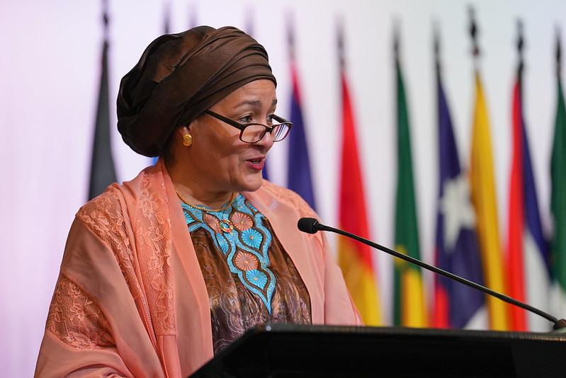 Foto de Amina Mohammed en el podium del Foro