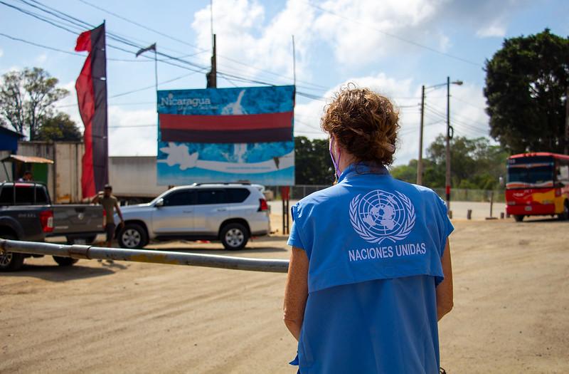 Alice Shackelfrd de espaldas viendo el rótulo de Frontera con Nicaragua en "Las Manos"