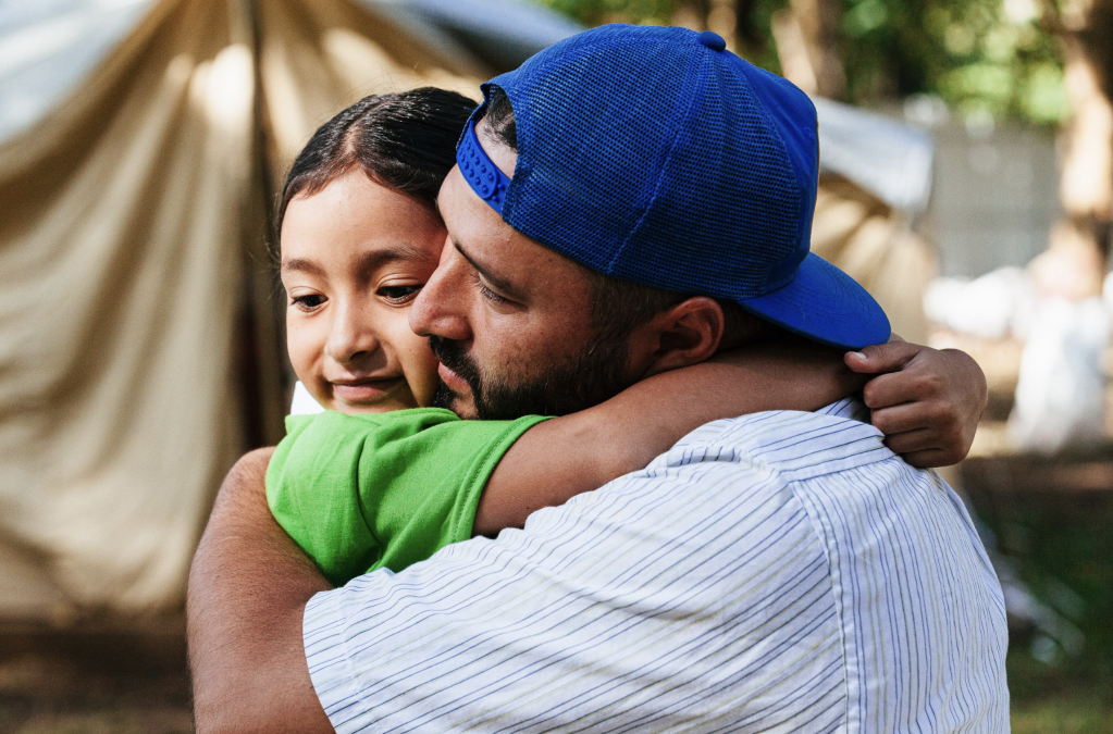 Niña abraza a su padre 