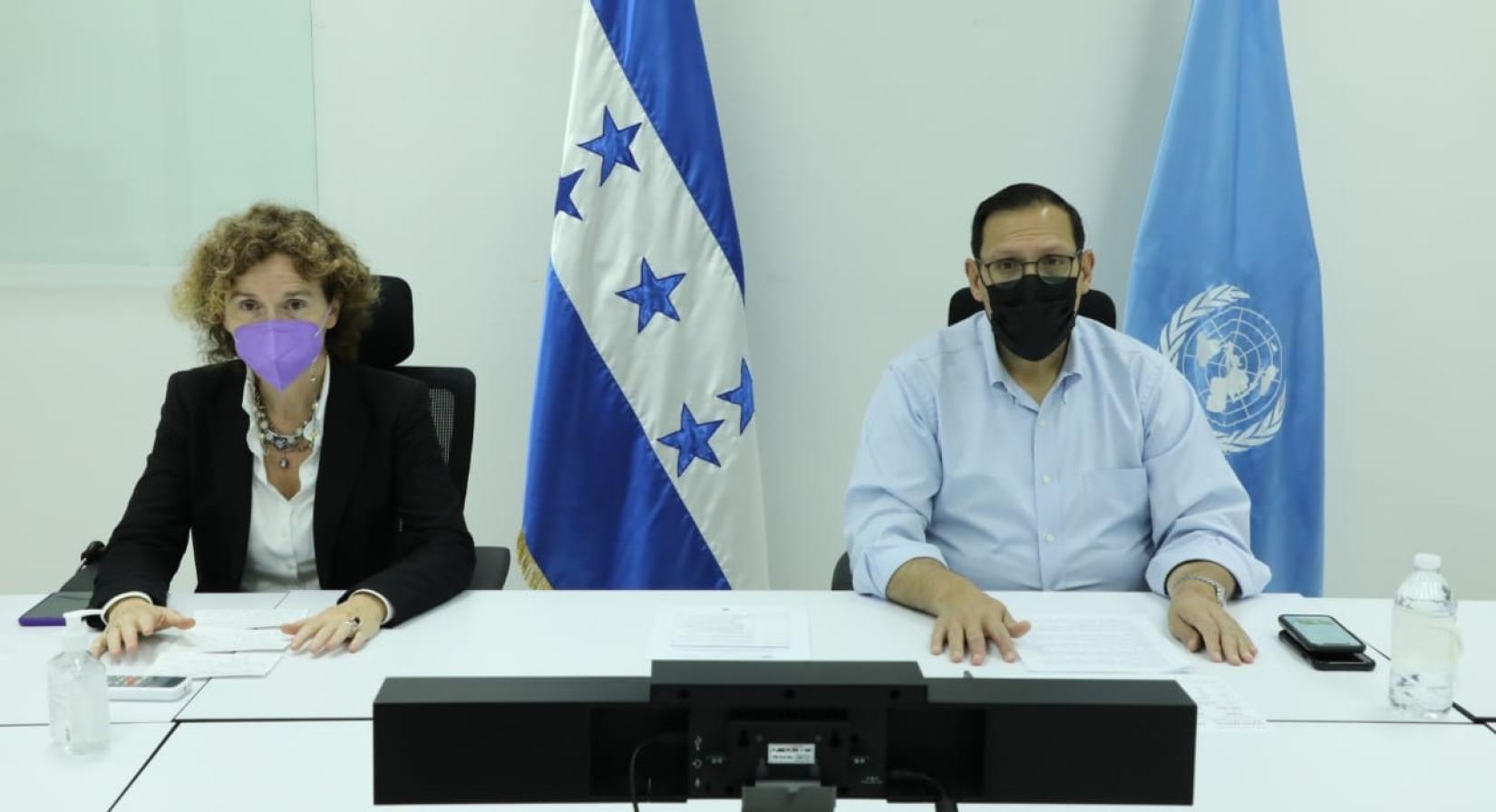fotografía de coordinadora residente, Alice Shackelford, y Canciller de la republica, Lisandro Rosales.