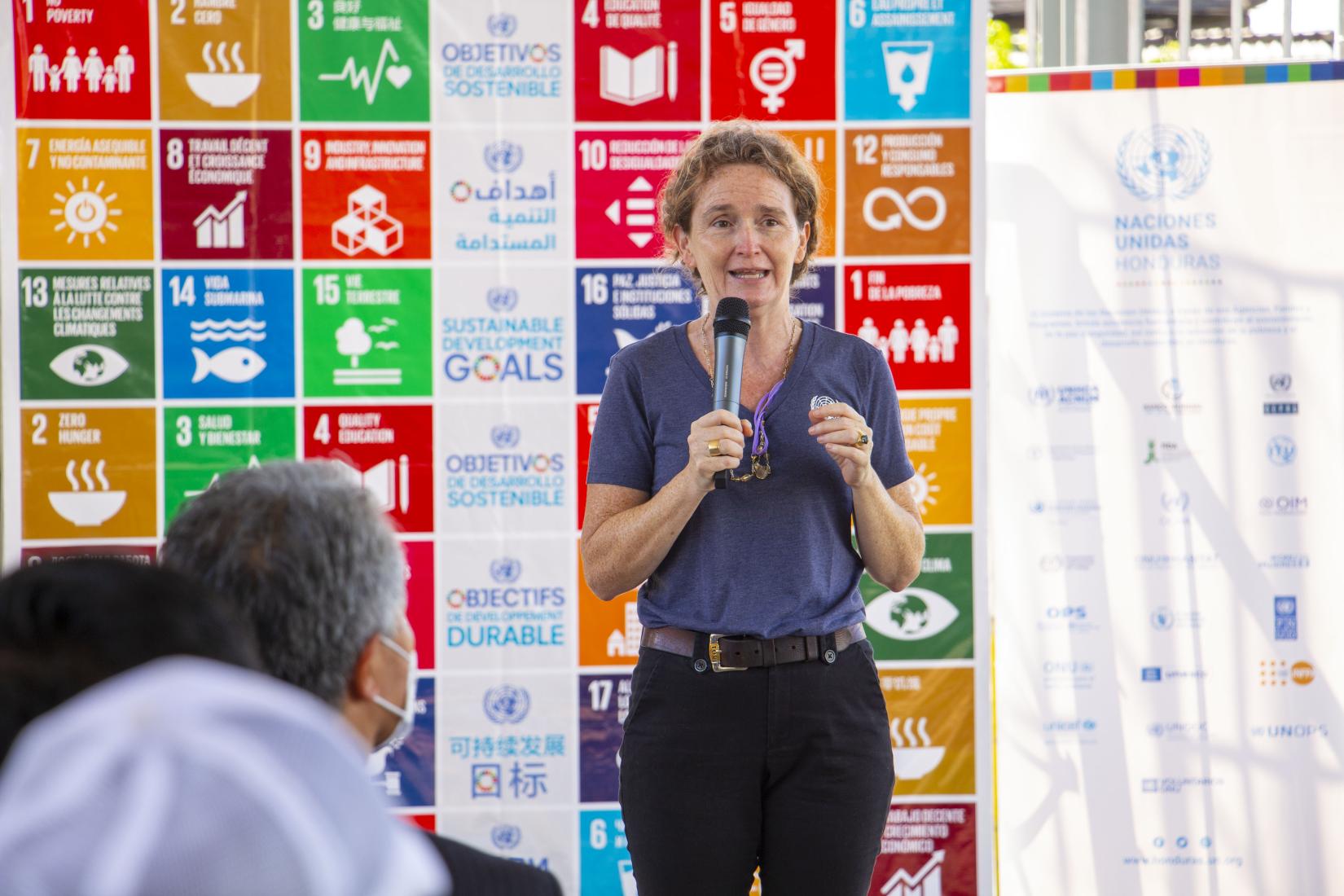 Alice Shackelford, Coordinadora Residente del Sistema de Naciones Unidas, dando un discurso frente a jovenes participantes
