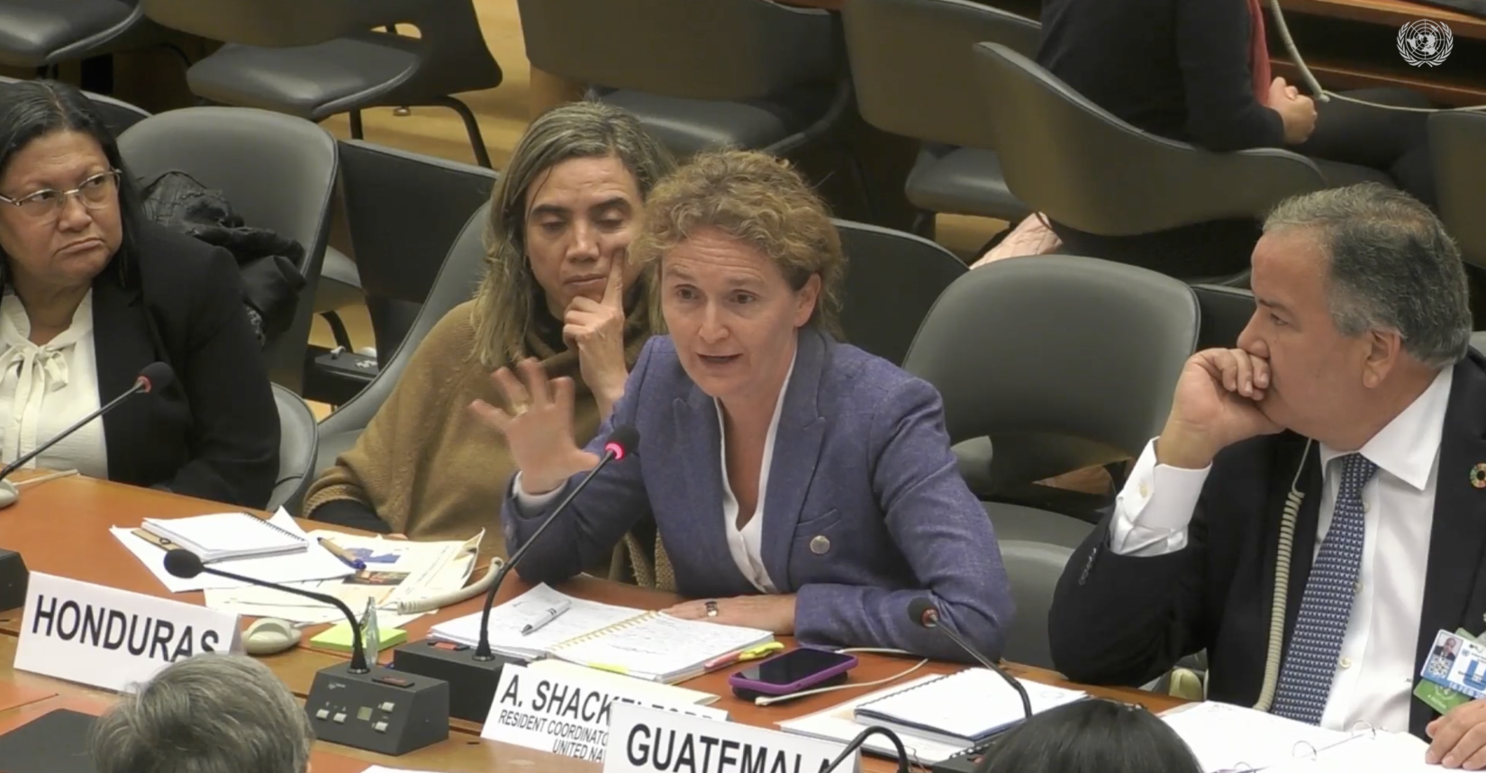 Alice Shackelford habla desde su mesa en la mesa de solidaridad de alto nivel para presentar los planes de respuesta humanitaria del norte de Centroamérica en Ginebra.