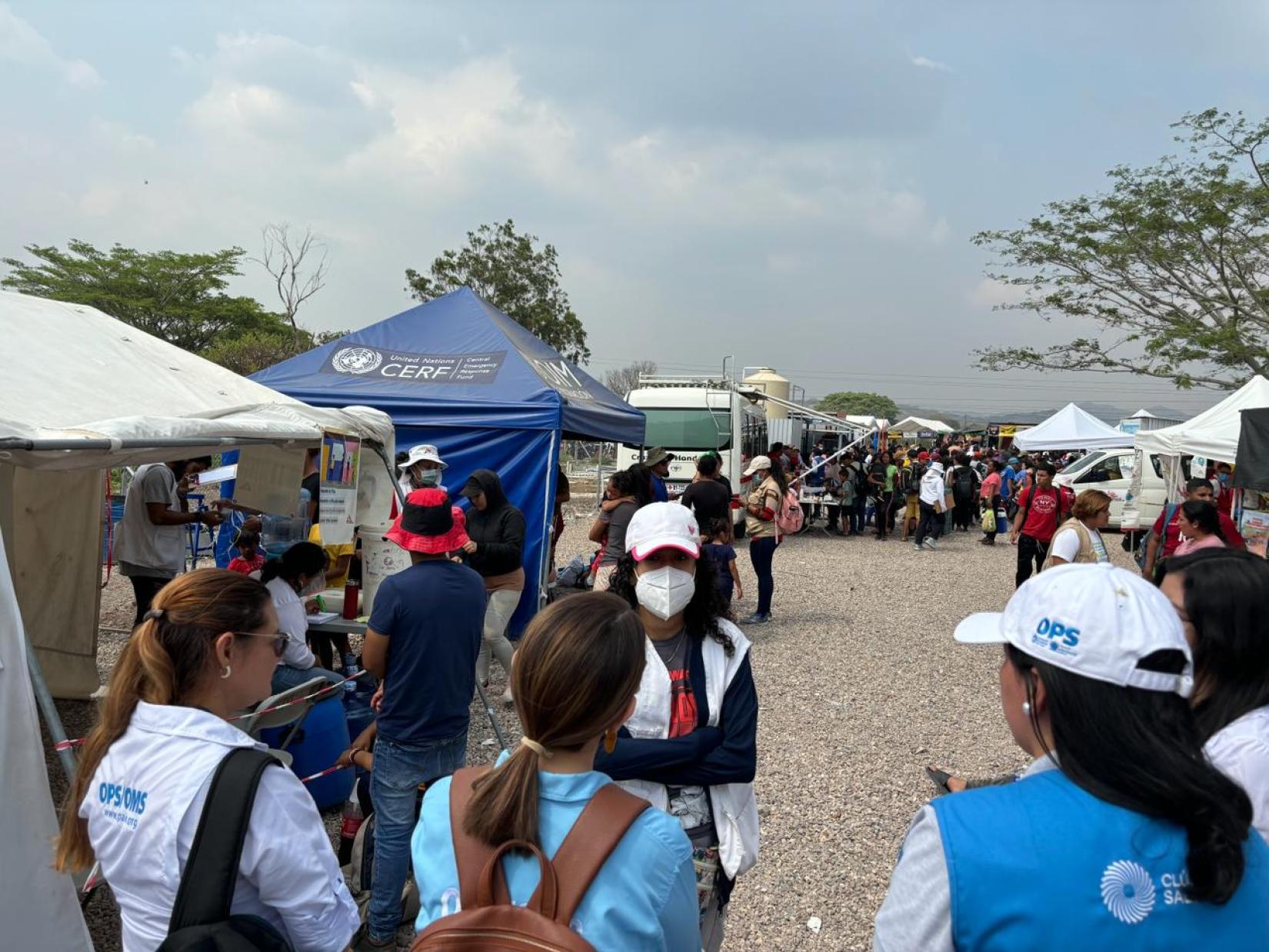 Se ve personal de OPS/OMS frente a varias carpas que atienden personas migrantes y refugiadas en tránsito en El Paraíso.