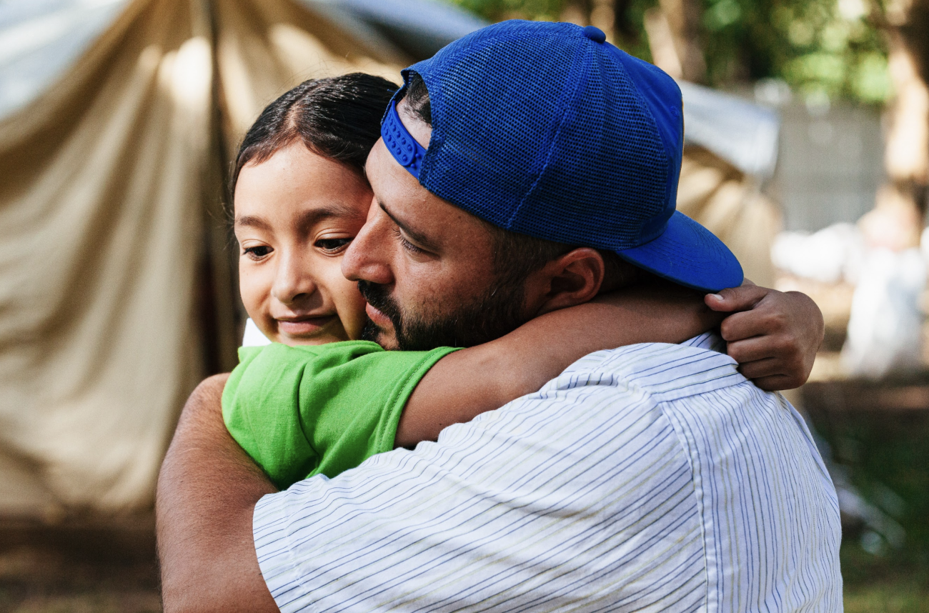 Niña abraza a su padre 