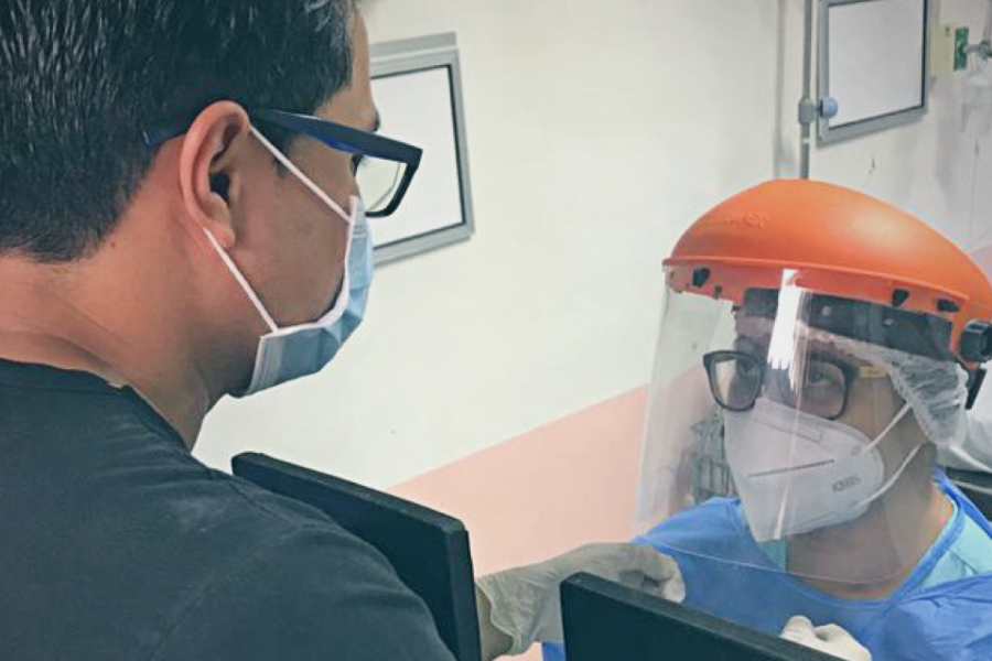 Personal de salud atendiendo con equipo de bioseguridad