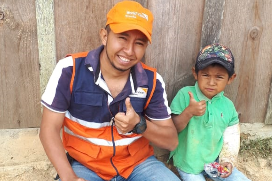 Voluntario de World Vision, Carlos Hernández, compartiendo con niño beneficiario