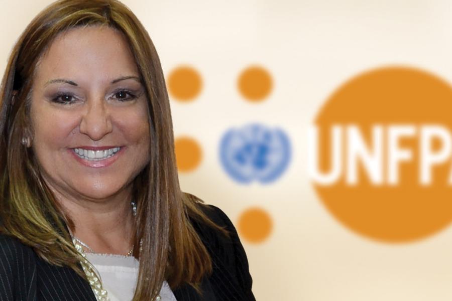 Foto de Cecilia Maurente frente a rótulo de UNFPA