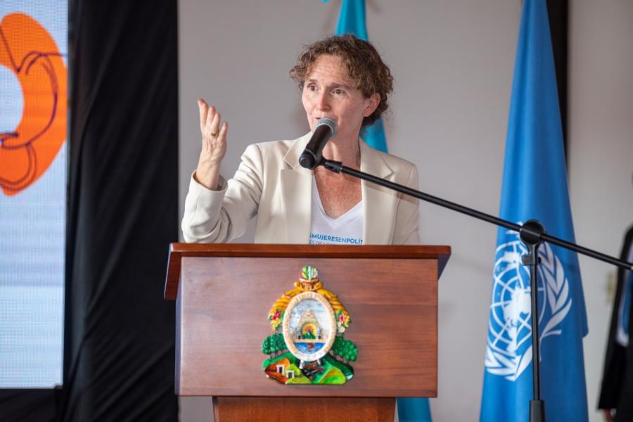 Alice Shackelford, Coordinadora Residente de las Naciones Unidas en Honduras frente a un podio dirigiendose a la audiencia en el evento de firma de compromiso contra violencia hacia mujeres