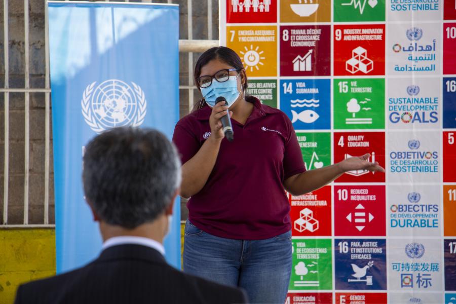 Joven Rina Vasquez se dirige al público