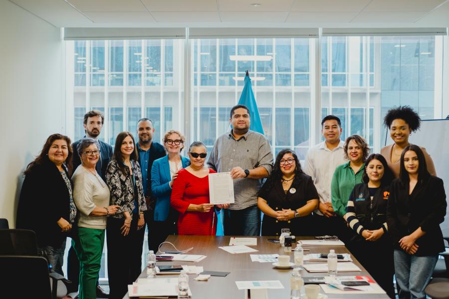 Foto grupal de miembros de sociedad civil, acompañados por personal de Naciones Unidas, entregando propuesta de ley a ministro de SEDESOL