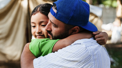 Niña abraza a su padre 
